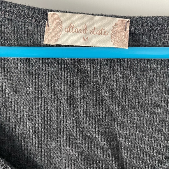 Long sleeve Vneck with pocket - Picture 3 of 3